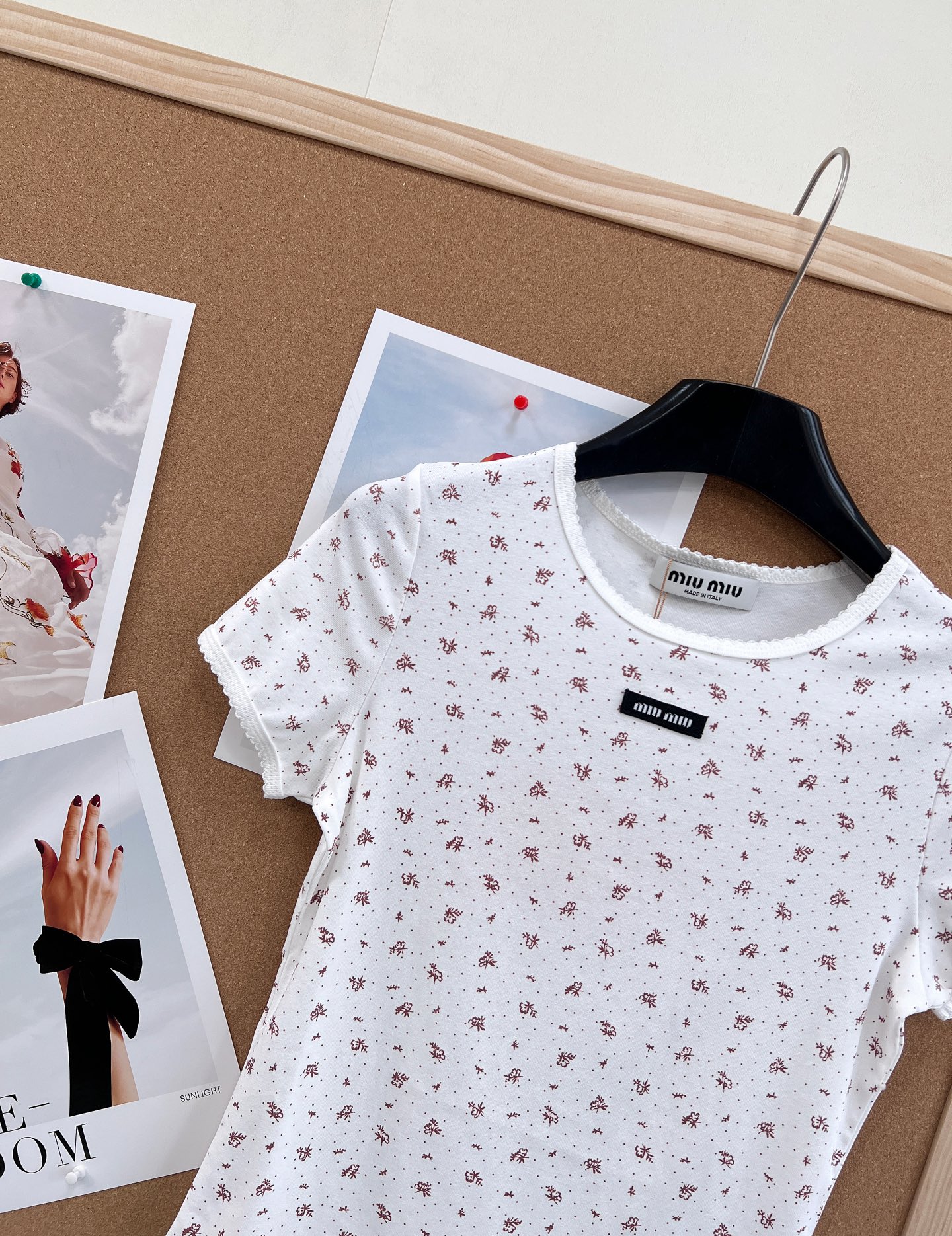 🆕Miumiu2025新款字母贴片圆领碎花短袖，定制YB斜纹全棉材质，清透舒适，弹力十足，圆领短袖裁剪，