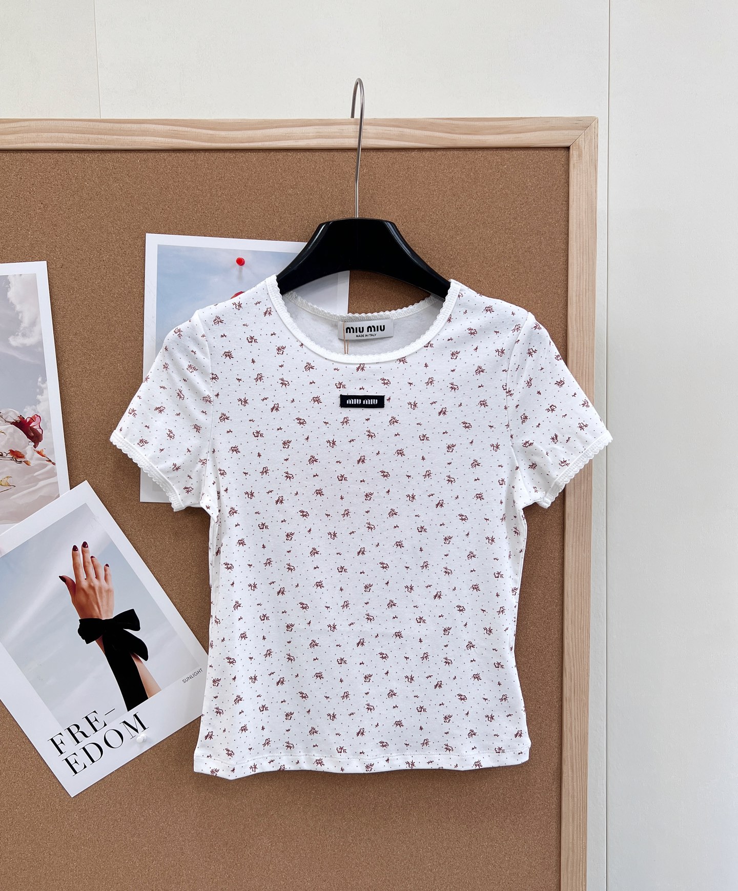 🆕Miumiu2025新款字母贴片圆领碎花短袖，定制YB斜纹全棉材质，清透舒适，弹力十足，圆领短袖裁剪，