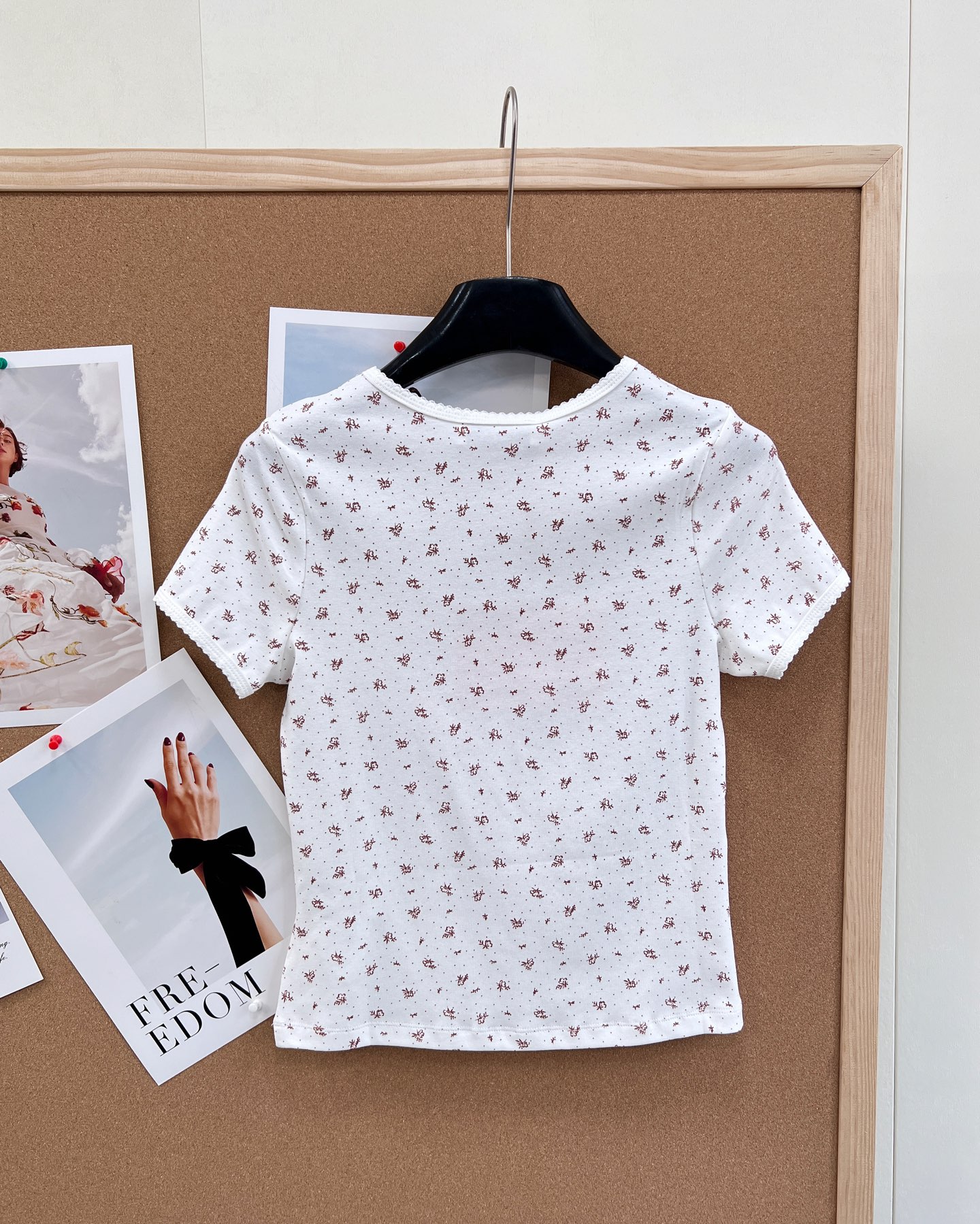 🆕Miumiu2025新款字母贴片圆领碎花短袖，定制YB斜纹全棉材质，清透舒适，弹力十足，圆领短袖裁剪，