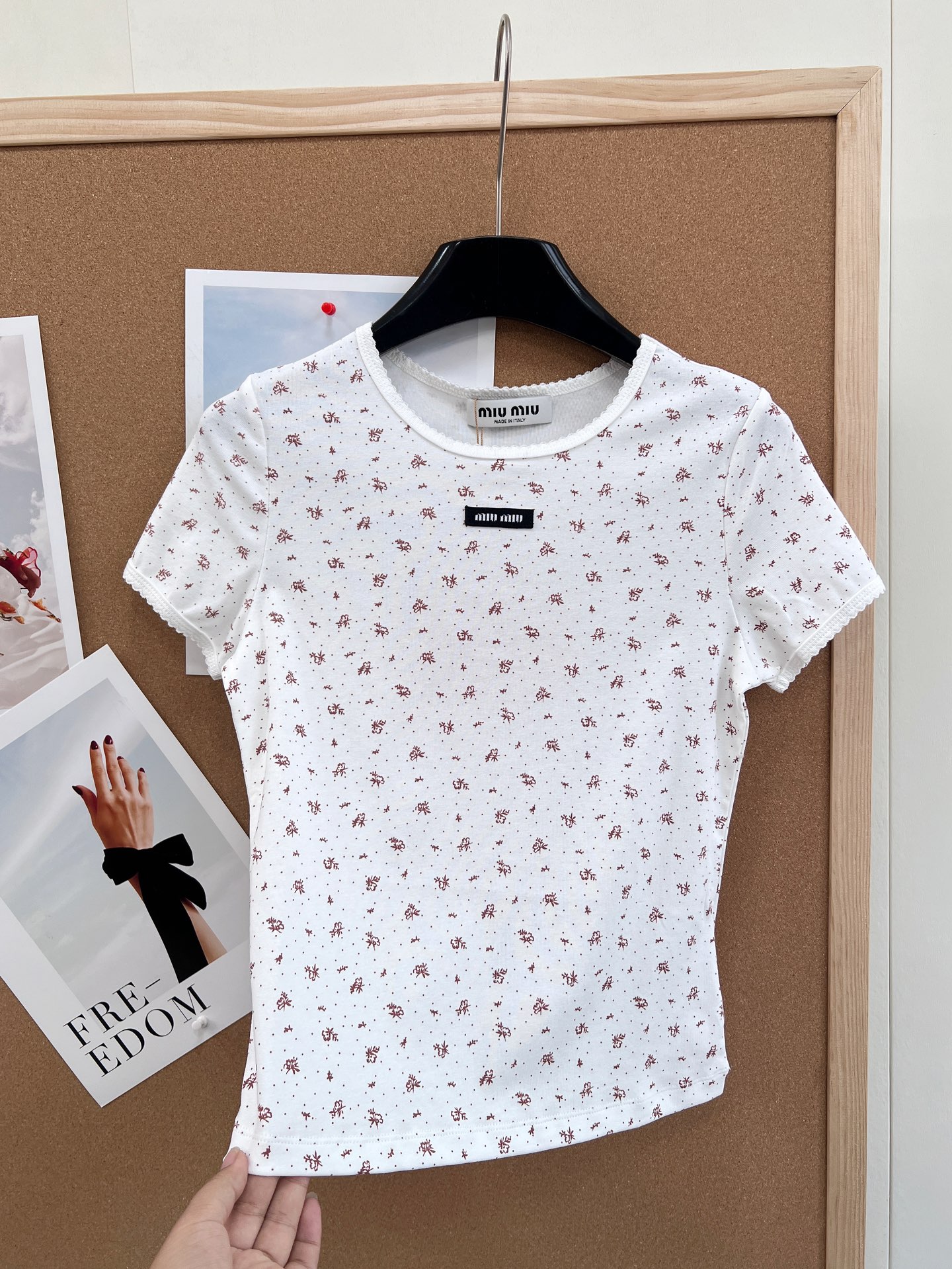 🆕Miumiu2025新款字母贴片圆领碎花短袖，定制YB斜纹全棉材质，清透舒适，弹力十足，圆领短袖裁剪，