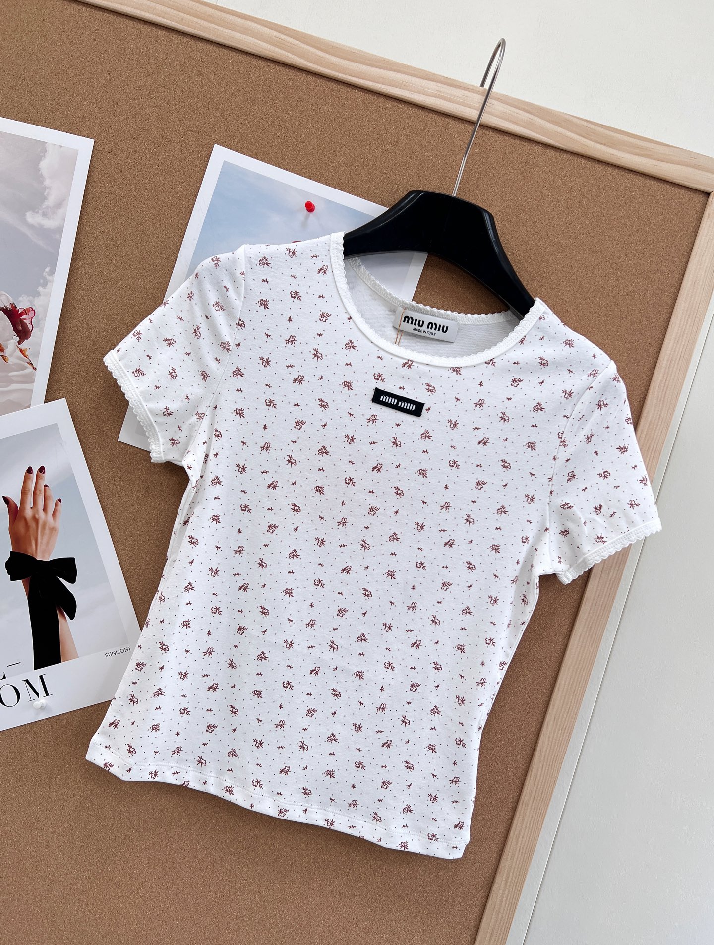🆕Miumiu2025新款字母贴片圆领碎花短袖，定制YB斜纹全棉材质，清透舒适，弹力十足，圆领短袖裁剪，