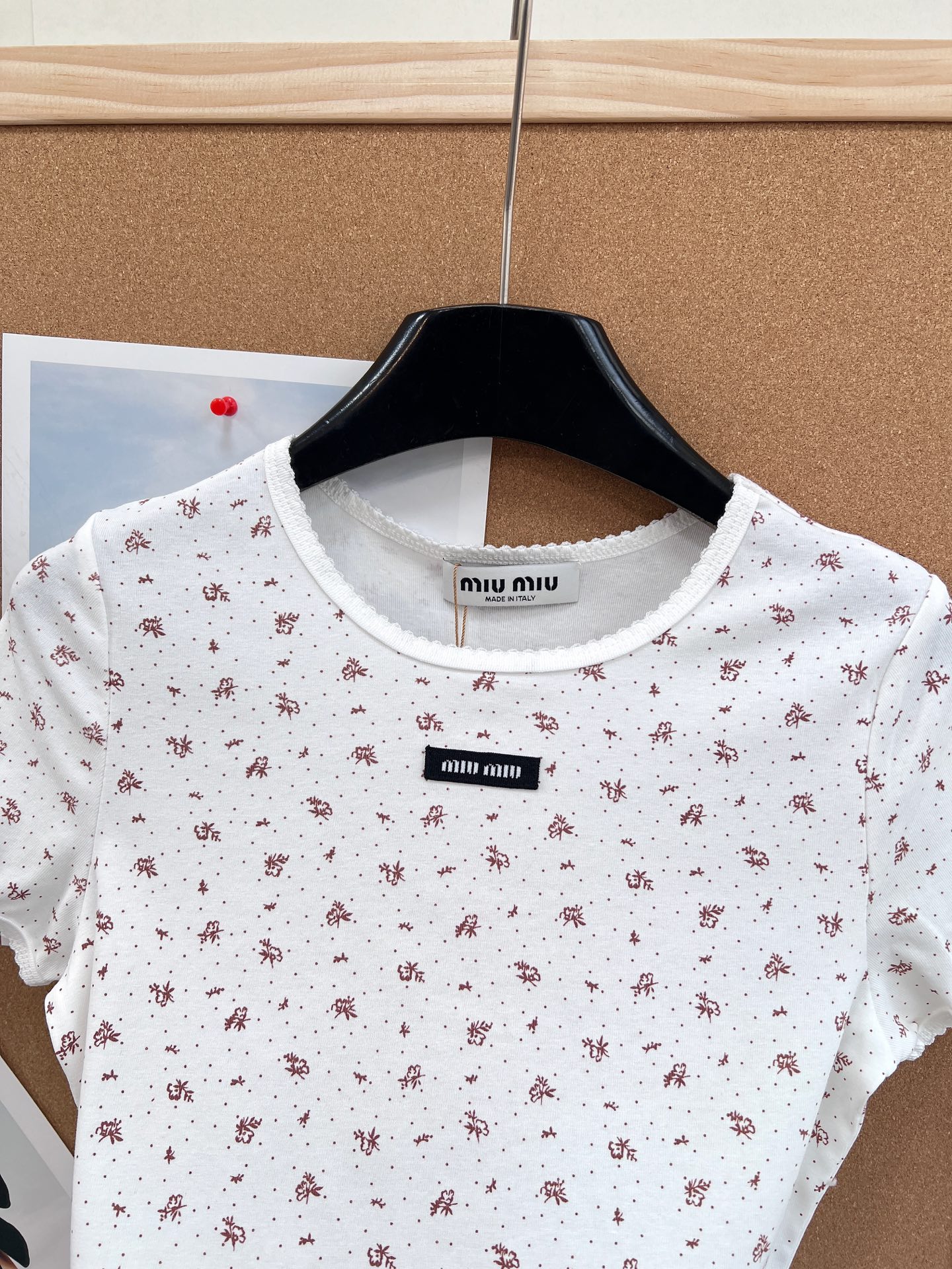 🆕Miumiu2025新款字母贴片圆领碎花短袖，定制YB斜纹全棉材质，清透舒适，弹力十足，圆领短袖裁剪，