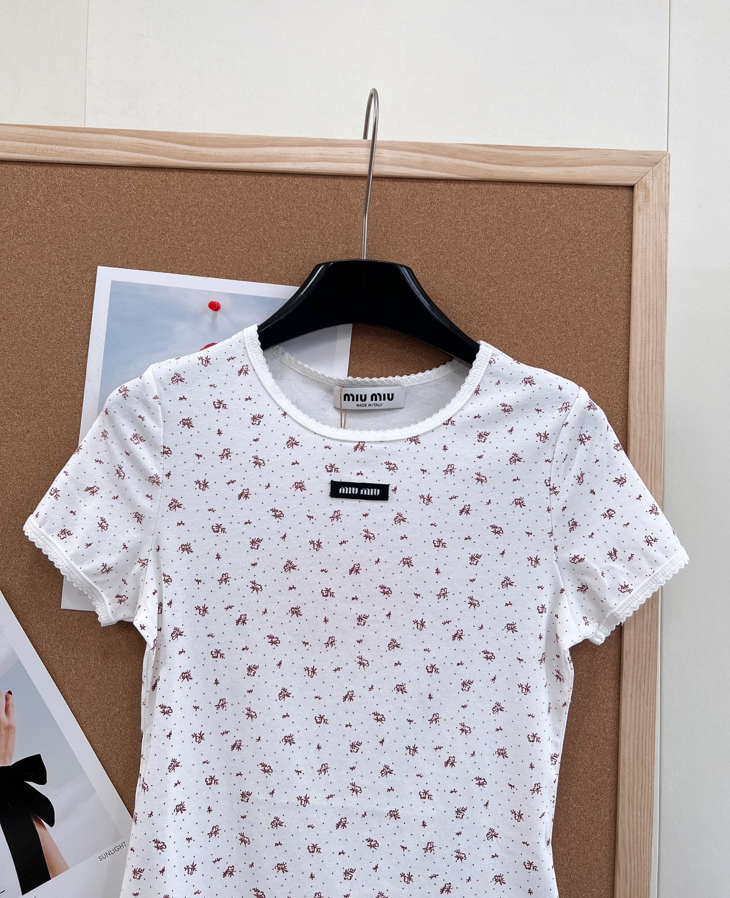 🆕Miumiu2025新款字母贴片圆领碎花短袖，定制YB斜纹全棉材质，清透舒适，弹力十足，圆领短袖裁剪，