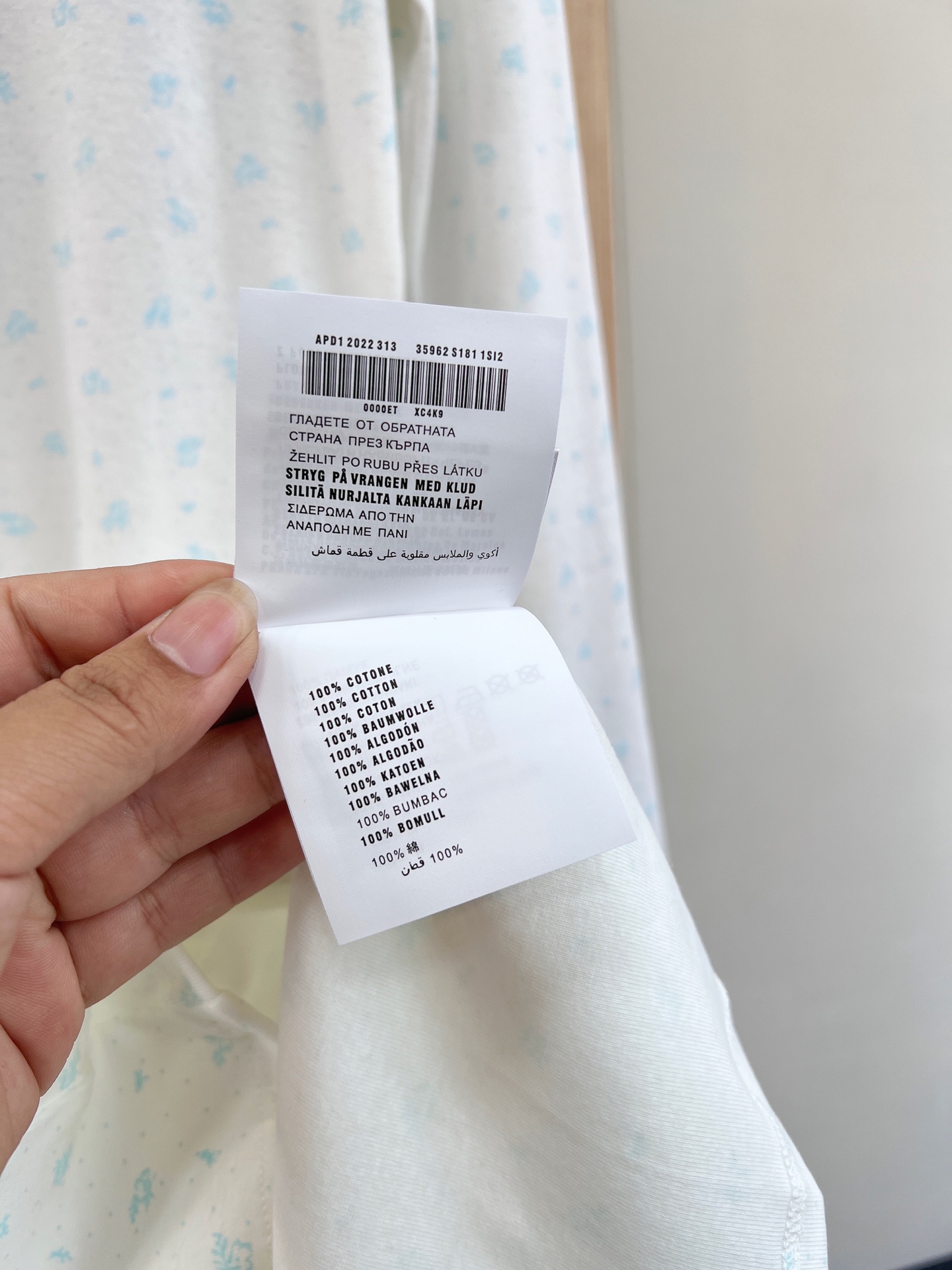 🆕Miumiu2025新款字母贴片修身圆领碎花连衣裙，定制YB斜纹全棉材质，清透舒适，弹力十足，圆领长袖