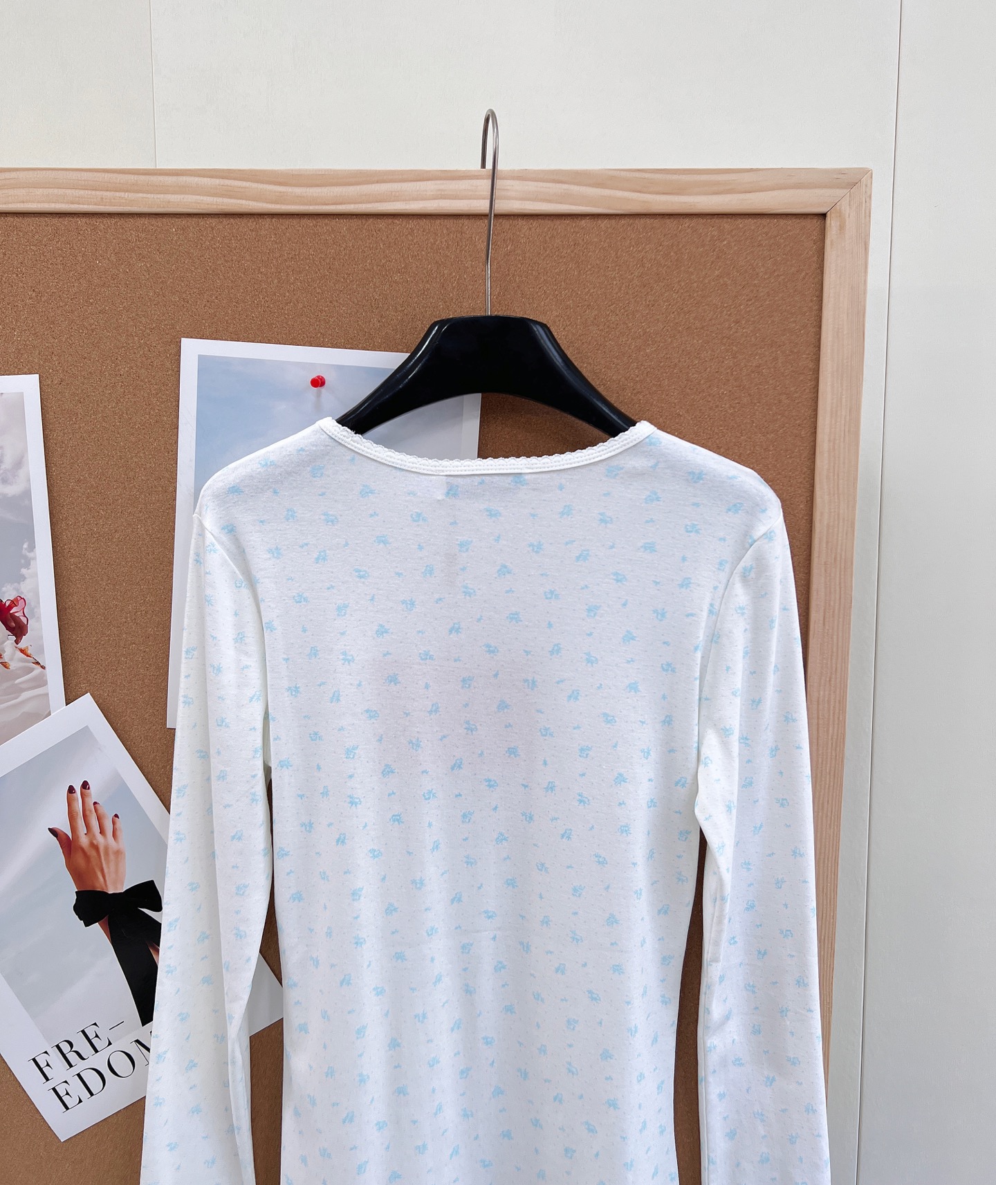 🆕Miumiu2025新款字母贴片修身圆领碎花连衣裙，定制YB斜纹全棉材质，清透舒适，弹力十足，圆领长袖