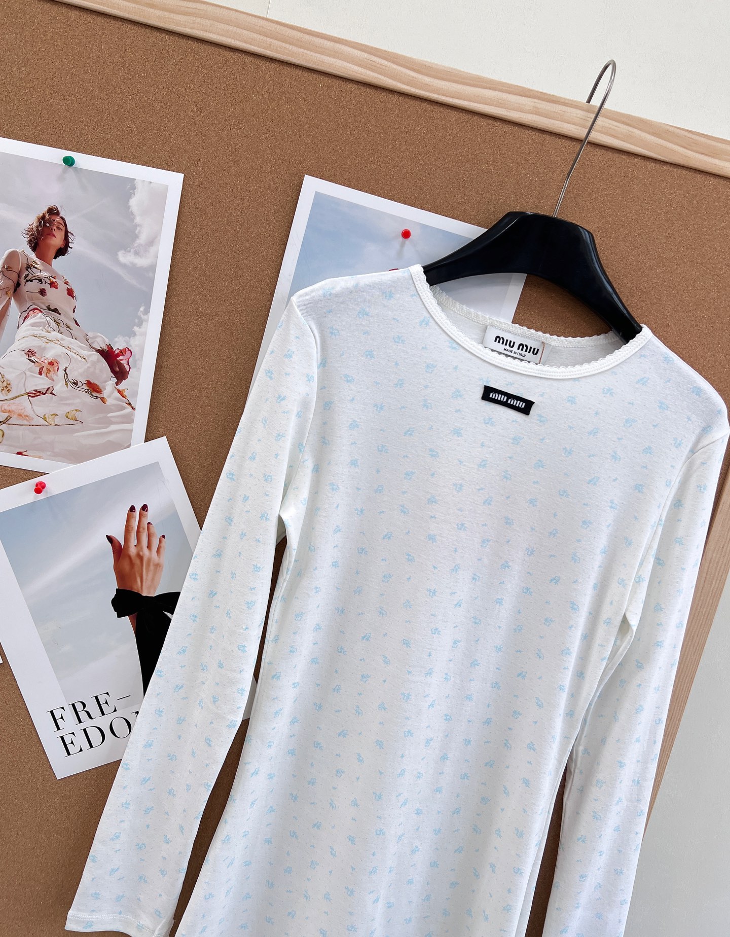 🆕Miumiu2025新款字母贴片修身圆领碎花连衣裙，定制YB斜纹全棉材质，清透舒适，弹力十足，圆领长袖