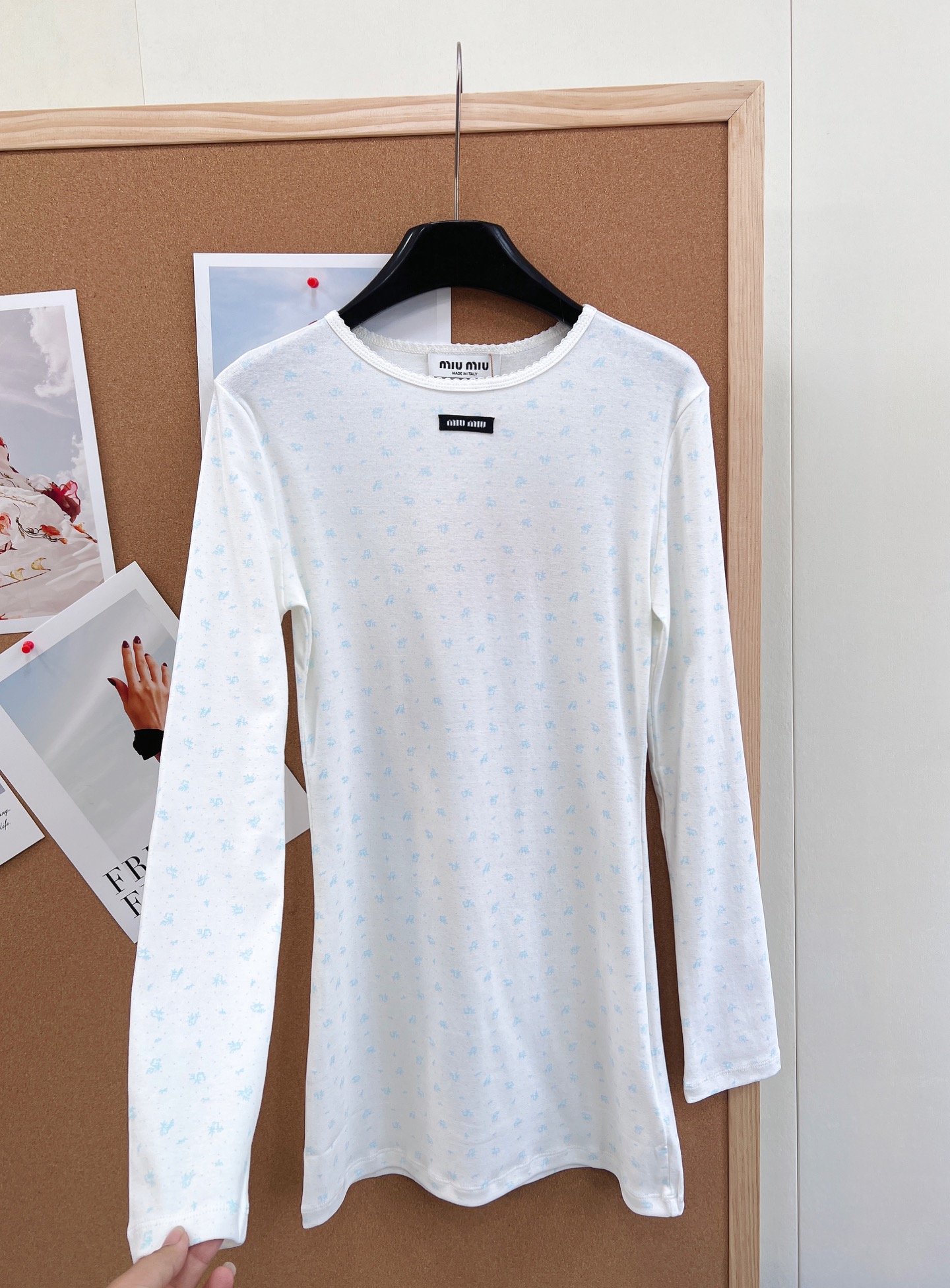 🆕Miumiu2025新款字母贴片修身圆领碎花连衣裙，定制YB斜纹全棉材质，清透舒适，弹力十足，圆领长袖