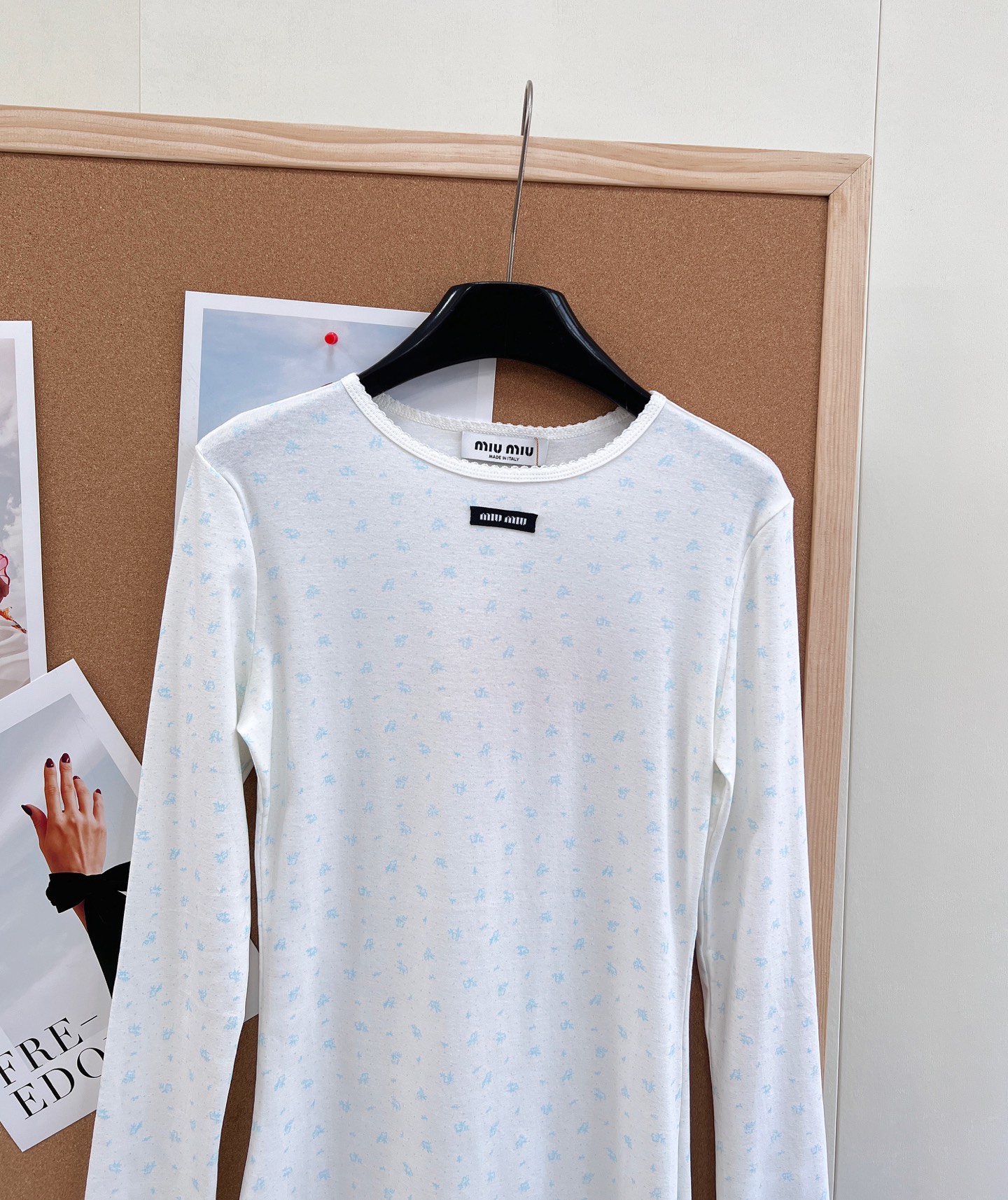 🆕Miumiu2025新款字母贴片修身圆领碎花连衣裙，定制YB斜纹全棉材质，清透舒适，弹力十足，圆领长袖