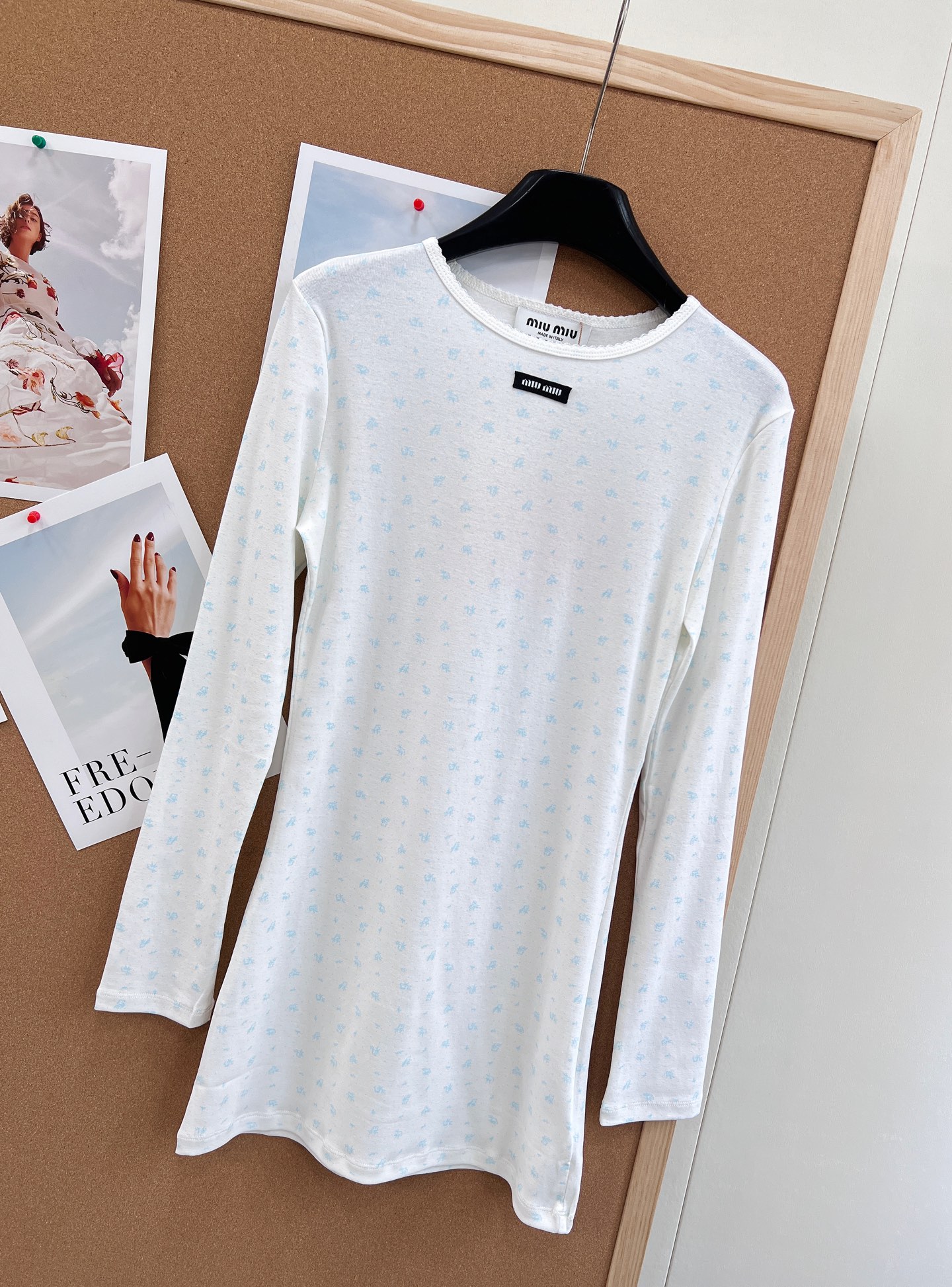 🆕Miumiu2025新款字母贴片修身圆领碎花连衣裙，定制YB斜纹全棉材质，清透舒适，弹力十足，圆领长袖