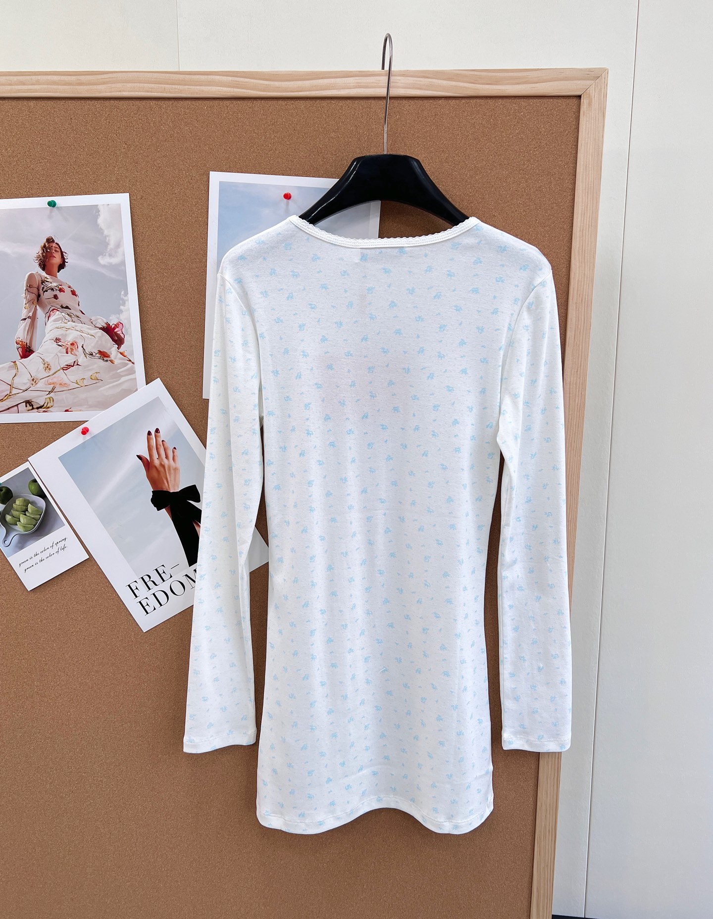 🆕Miumiu2025新款字母贴片修身圆领碎花连衣裙，定制YB斜纹全棉材质，清透舒适，弹力十足，圆领长袖