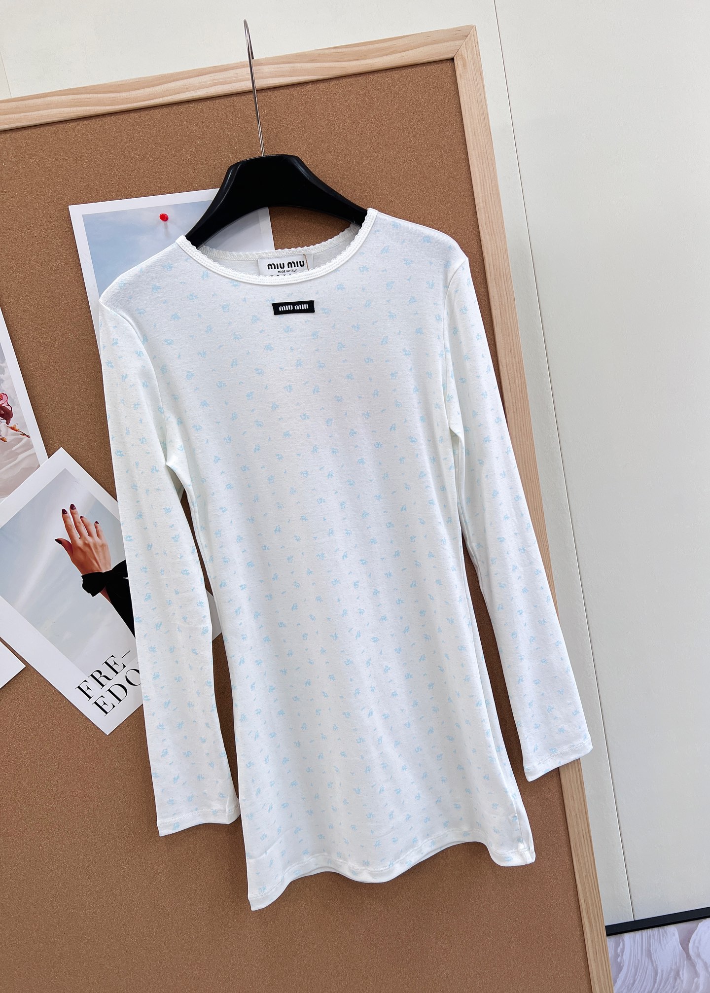 🆕Miumiu2025新款字母贴片修身圆领碎花连衣裙，定制YB斜纹全棉材质，清透舒适，弹力十足，圆领长袖