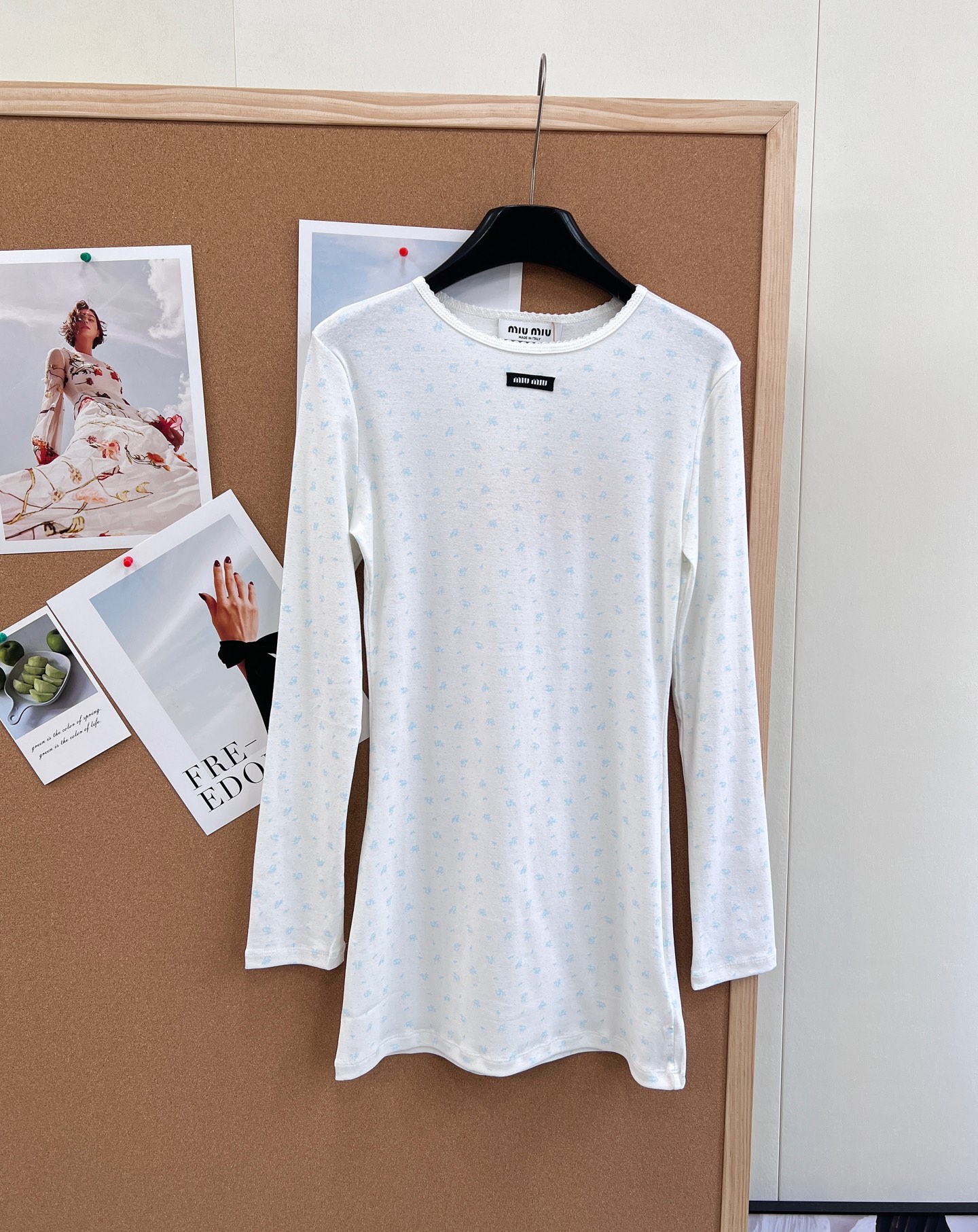 🆕Miumiu2025新款字母贴片修身圆领碎花连衣裙，定制YB斜纹全棉材质，清透舒适，弹力十足，圆领长袖