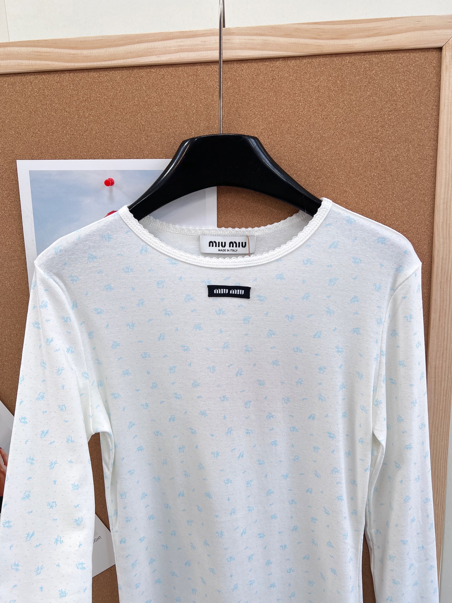 🆕Miumiu2025新款字母贴片修身圆领碎花连衣裙，定制YB斜纹全棉材质，清透舒适，弹力十足，圆领长袖