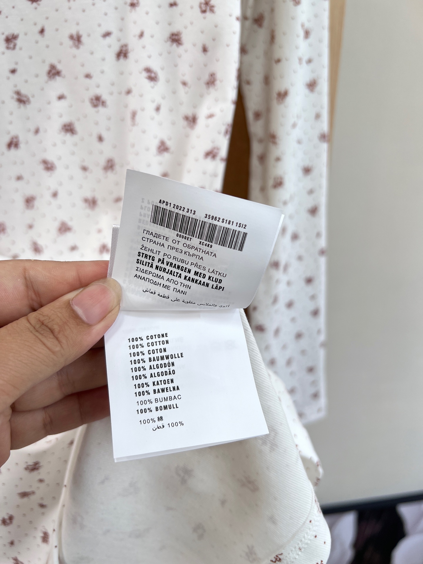 🆕Miumiu2025新款字母贴片修身圆领碎花连衣裙，定制YB斜纹全棉材质，清透舒适，弹力十足，圆领长袖