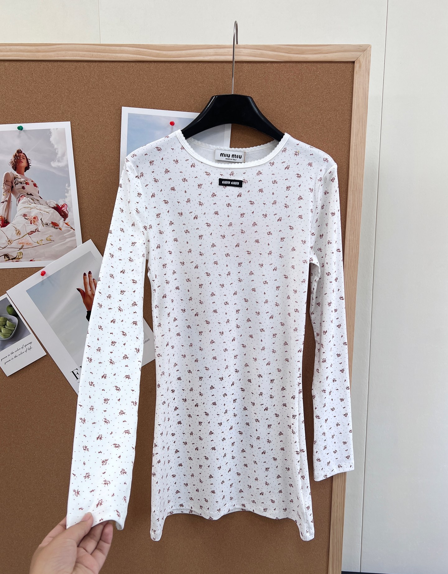 🆕Miumiu2025新款字母贴片修身圆领碎花连衣裙，定制YB斜纹全棉材质，清透舒适，弹力十足，圆领长袖
