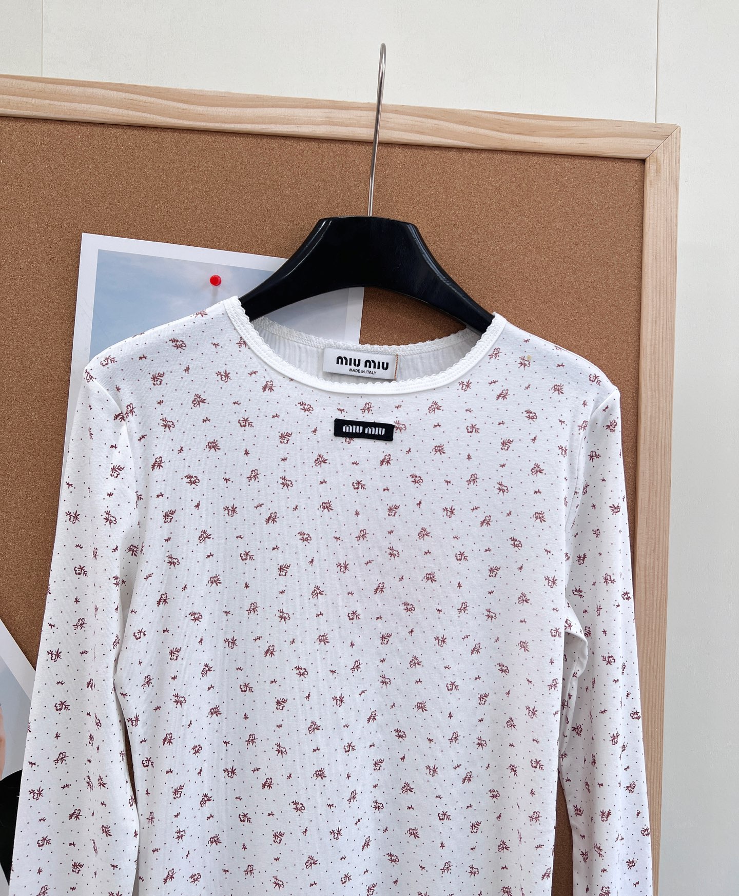 🆕Miumiu2025新款字母贴片修身圆领碎花连衣裙，定制YB斜纹全棉材质，清透舒适，弹力十足，圆领长袖