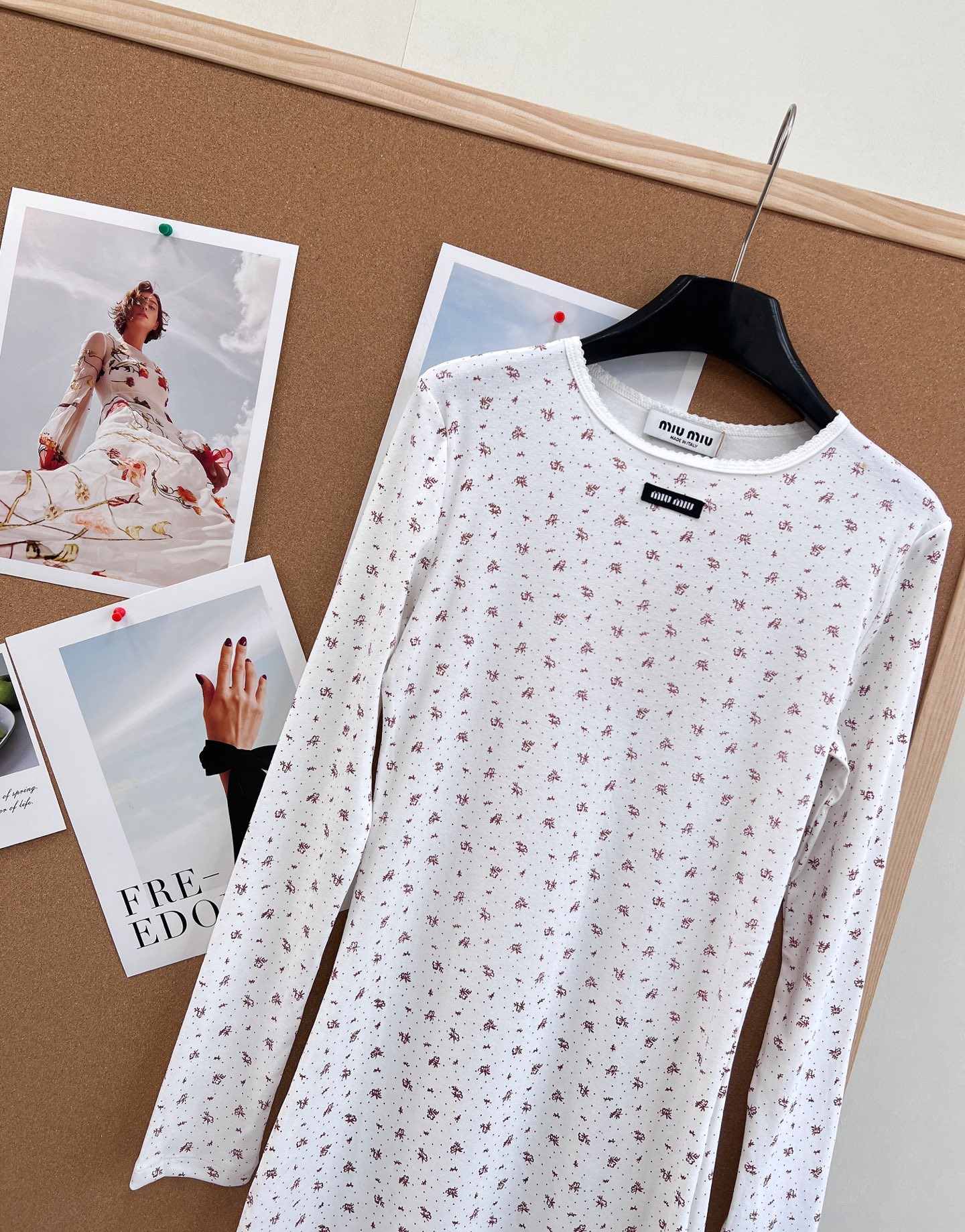 🆕Miumiu2025新款字母贴片修身圆领碎花连衣裙，定制YB斜纹全棉材质，清透舒适，弹力十足，圆领长袖