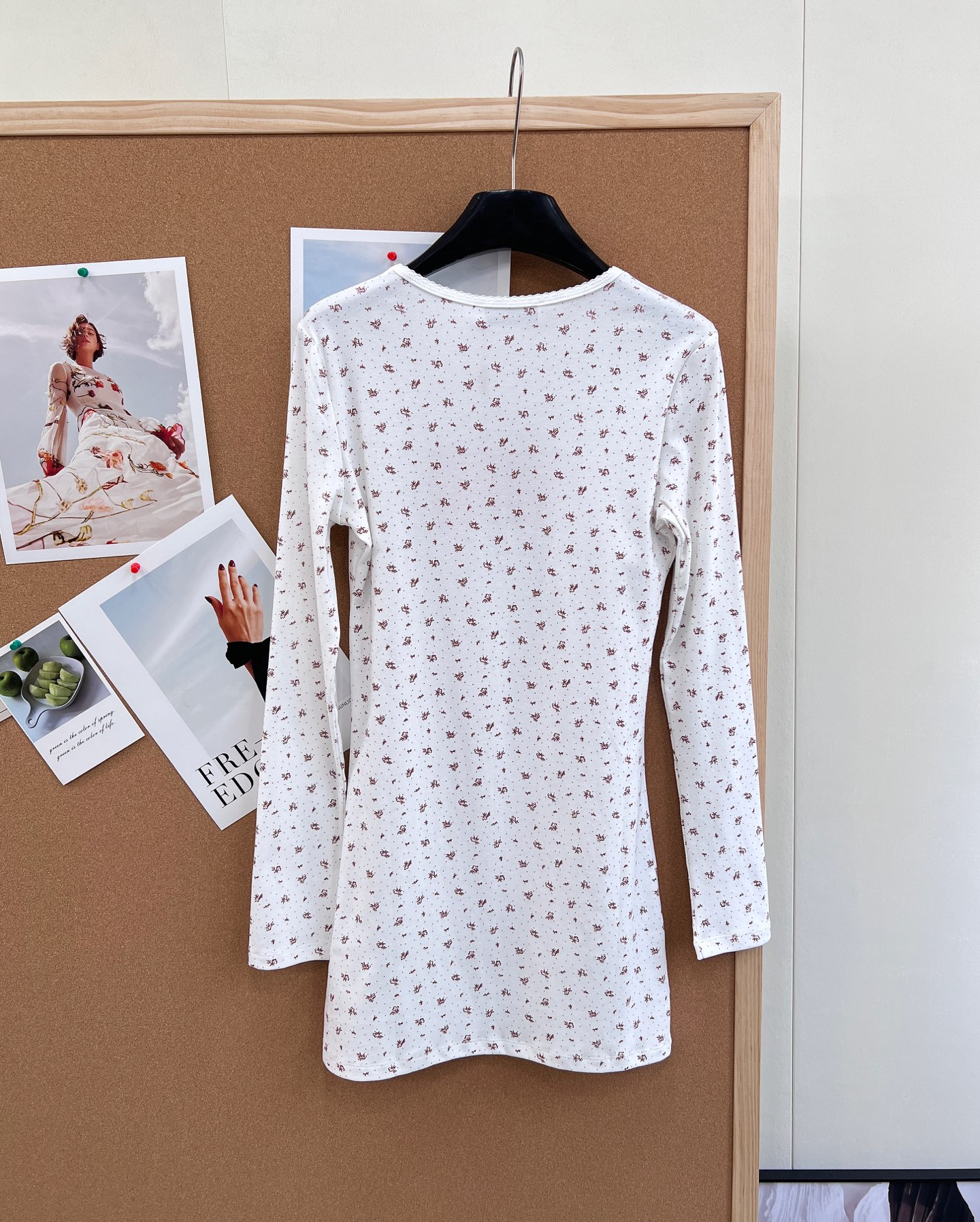 🆕Miumiu2025新款字母贴片修身圆领碎花连衣裙，定制YB斜纹全棉材质，清透舒适，弹力十足，圆领长袖