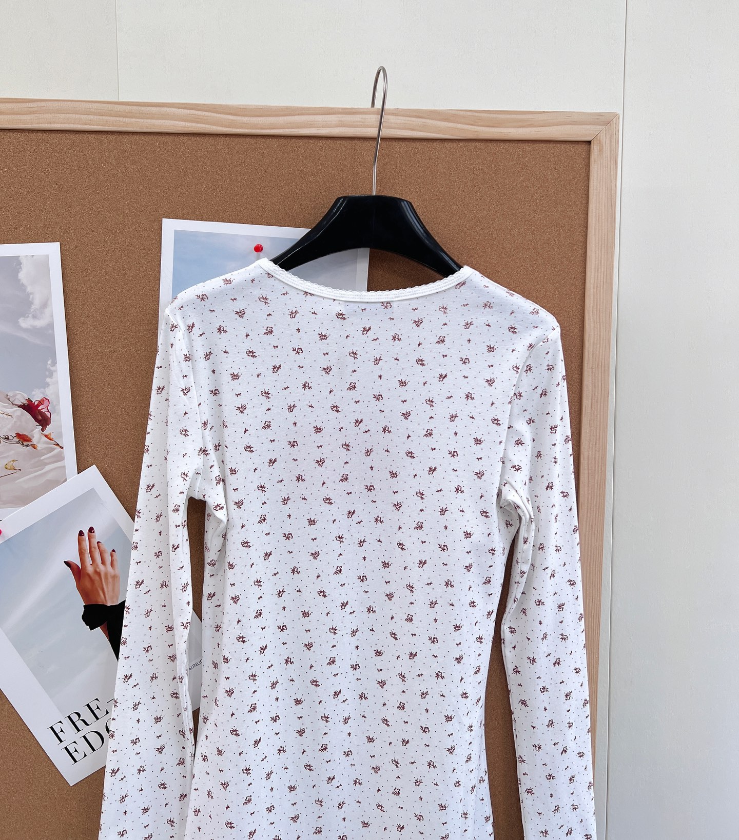 🆕Miumiu2025新款字母贴片修身圆领碎花连衣裙，定制YB斜纹全棉材质，清透舒适，弹力十足，圆领长袖