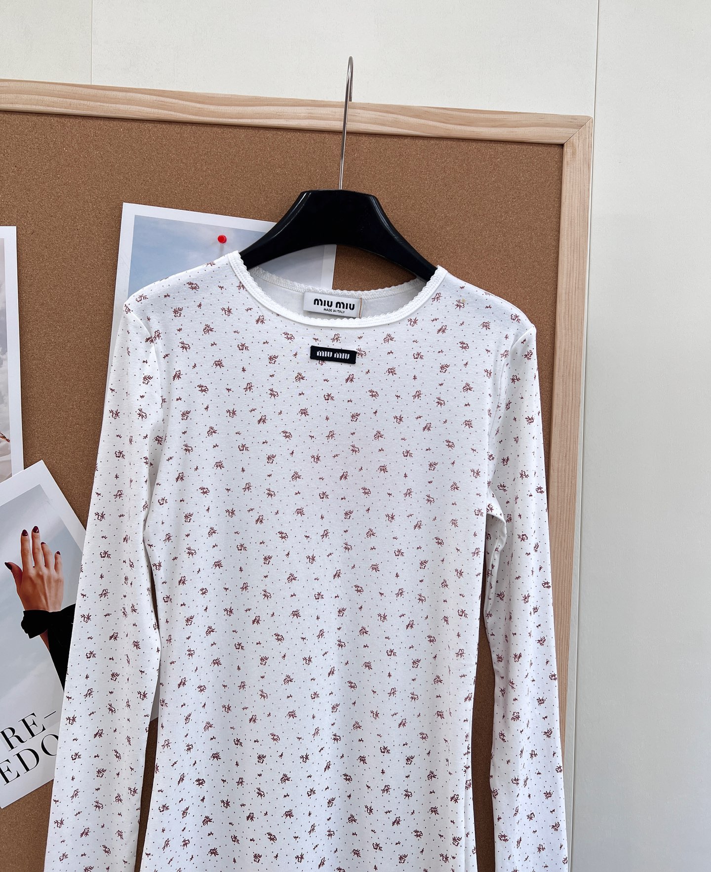 🆕Miumiu2025新款字母贴片修身圆领碎花连衣裙，定制YB斜纹全棉材质，清透舒适，弹力十足，圆领长袖