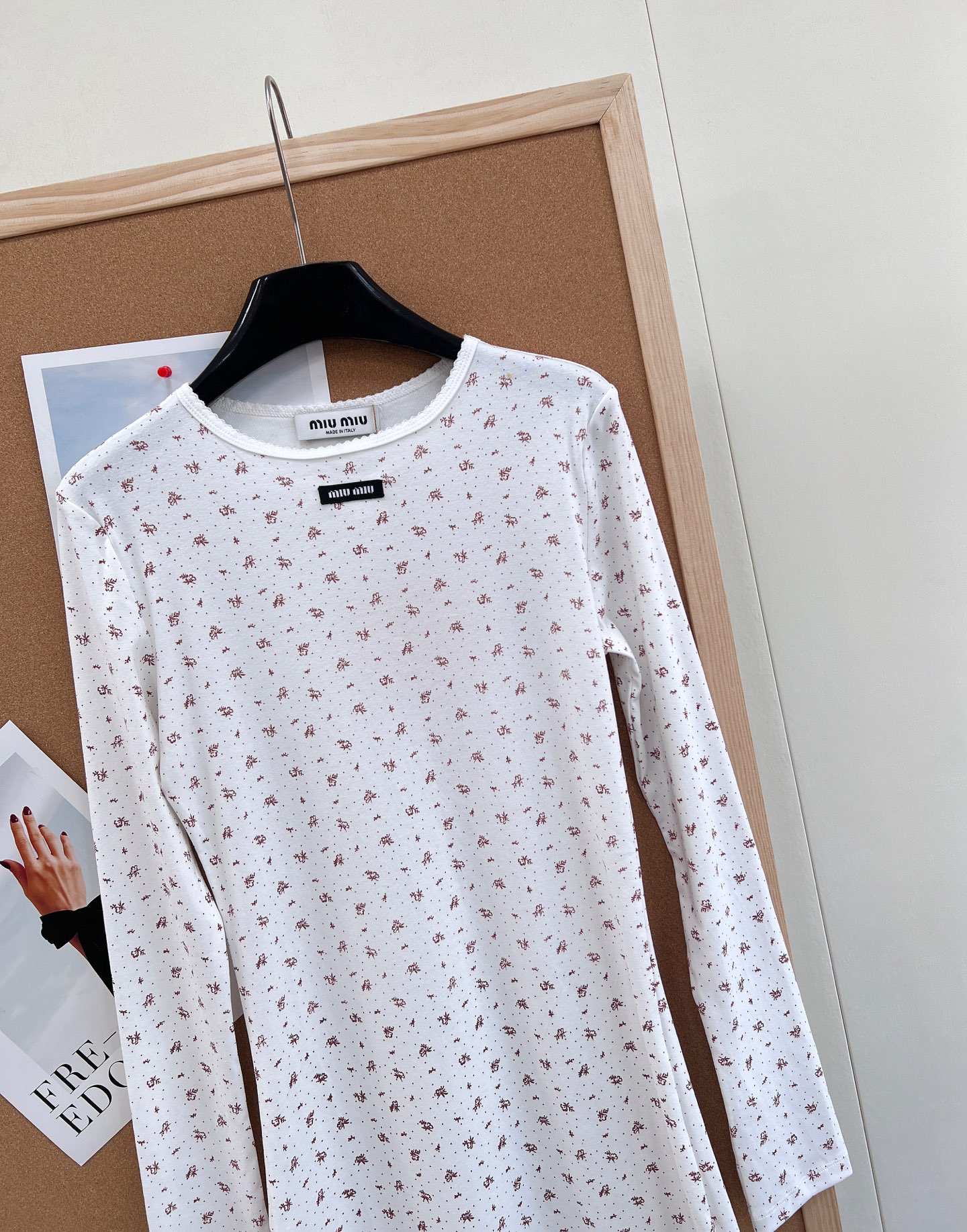 🆕Miumiu2025新款字母贴片修身圆领碎花连衣裙，定制YB斜纹全棉材质，清透舒适，弹力十足，圆领长袖