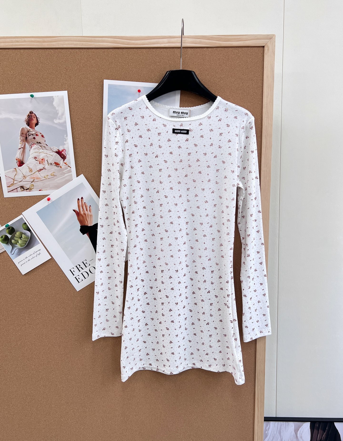 🆕Miumiu2025新款字母贴片修身圆领碎花连衣裙，定制YB斜纹全棉材质，清透舒适，弹力十足，圆领长袖