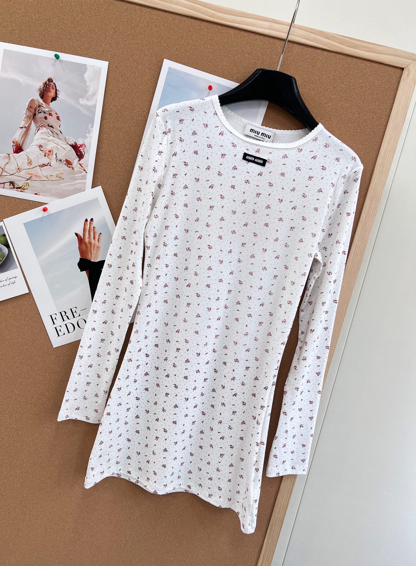 🆕Miumiu2025新款字母贴片修身圆领碎花连衣裙，定制YB斜纹全棉材质，清透舒适，弹力十足，圆领长袖
