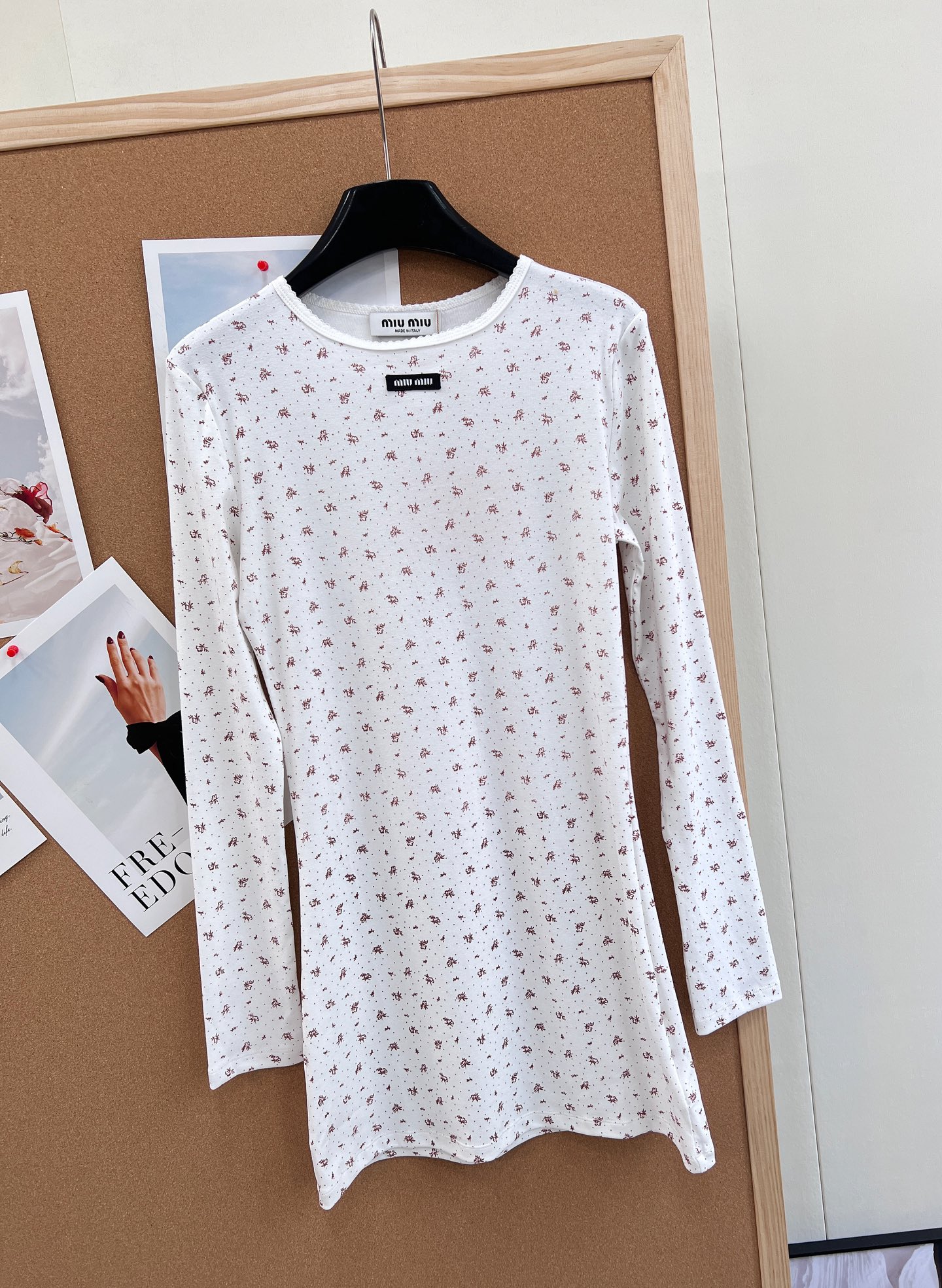 🆕Miumiu2025新款字母贴片修身圆领碎花连衣裙，定制YB斜纹全棉材质，清透舒适，弹力十足，圆领长袖