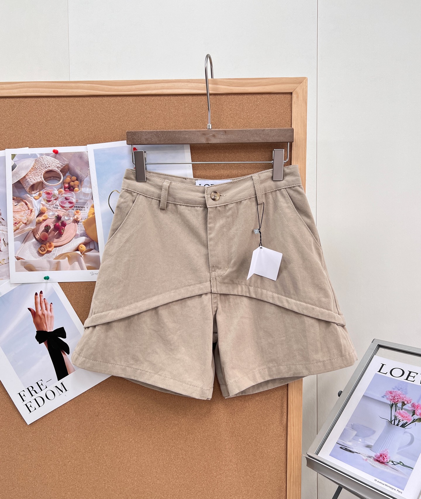 NO:929954,LOEWE's new spliced ​​casual shorts, made of sero spun fabric, fermented to solidify and soften, customized hardware, sewn leather tags, not a very short version, can better cover the thighs and crotch width of MM, very versatile and slimming!  All three standards are complete, ready for delivery ~ size sml code m, loewe, shorts,19860909LOEWE新款拼接休闲短裤,赛络纺面料,酵洗固色加软,定制五金,车缝皮牌,不是很短的版型,更能遮住大腿胯宽的MM非常百搭显瘦！三标齐全,现货发～ 尺码sml 编码m,,loewe,shorts,,Women's clothing