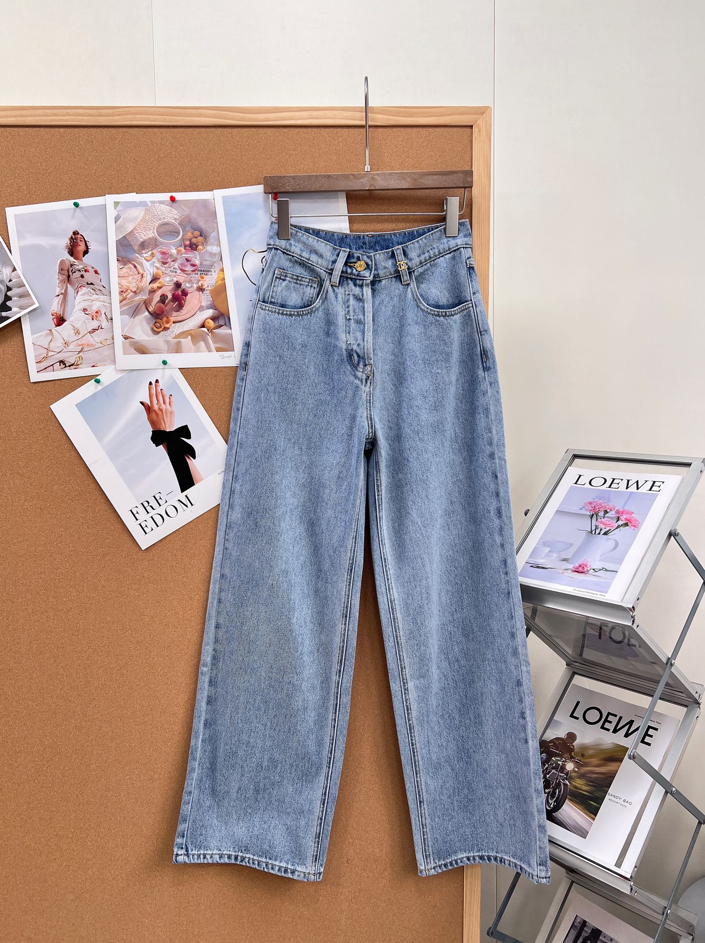 NO:930013,26 spring and summer Chanel washed straight denim, high-end customization, the fabric adopts double enzyme washing process, which removes the stiff and rough feeling of denim, makes it soft and skin-friendly, fades evenly and naturally, and is not easy to become white and mottled after long-term wear. - Exclusive metal double C button on the waist placket, engraved with brand logo, low-key and recognizable; pockets and trousers are all made of reinforced open threads, precision workmanship, wear-resistant and washable, and not easy to fall apart.  -Mid-high waist design, elevating the waistline to optimize body proportions; loose and smooth wide-leg straight trousers, to accommodate pear-shaped body, thick legs, wide hips, uneven legs and other problems, the upper body visually lengthens the leg lines without weighing down the body.  - Customized heavy-weight washed denim, taking into account both stiffness and softness, the upper body is not restricted or stuffy, the pants are long-lasting and not easy to deform, and are not easy to wrinkle for daily wear. Easy to care for, you can easily create simple and high-end French light luxury outfits. Complete with three standards, ready to ship~ Size sml code,,chanel,1986090926春夏Chanel水洗直筒牛仔,高版定制,面料采用双重酵素水洗工艺,褪去牛仔硬挺粗糙感,触感柔润亲肤,褪色均匀自然,久穿不易发白斑驳. -腰门襟专属金属双C纽扣,刻印品牌标识,低调有辨识度；口袋、裤脚全部采用加固明线走线,做工精密,耐磨耐洗不易崩线. -中高腰设计,拉高腰线优化身材比例；宽松垂顺阔腿直筒裤管,包容梨形身材、粗腿、胯宽、腿不直等问题,上身视觉拉长腿部线条,不压个子. -定制重磅水洗牛仔布,兼顾挺括度与柔软度,上身不束缚、不闷肤,裤型持久不易变形,日常穿搭不易褶皱,打理简单,轻松打造简约高级的法式轻奢穿搭.三标齐全,现货发～ 尺码sml 编码,,chanel,,Women's clothing