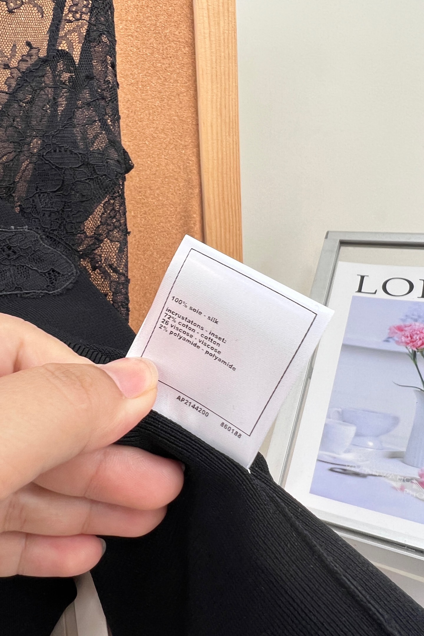 🆕CHANEL26春夏新款蕾丝拼接V领吊带，后背金属字母徽标装饰。  -上胸采用进口水溶波浪蕾丝，镂空肌理细腻柔和，花边