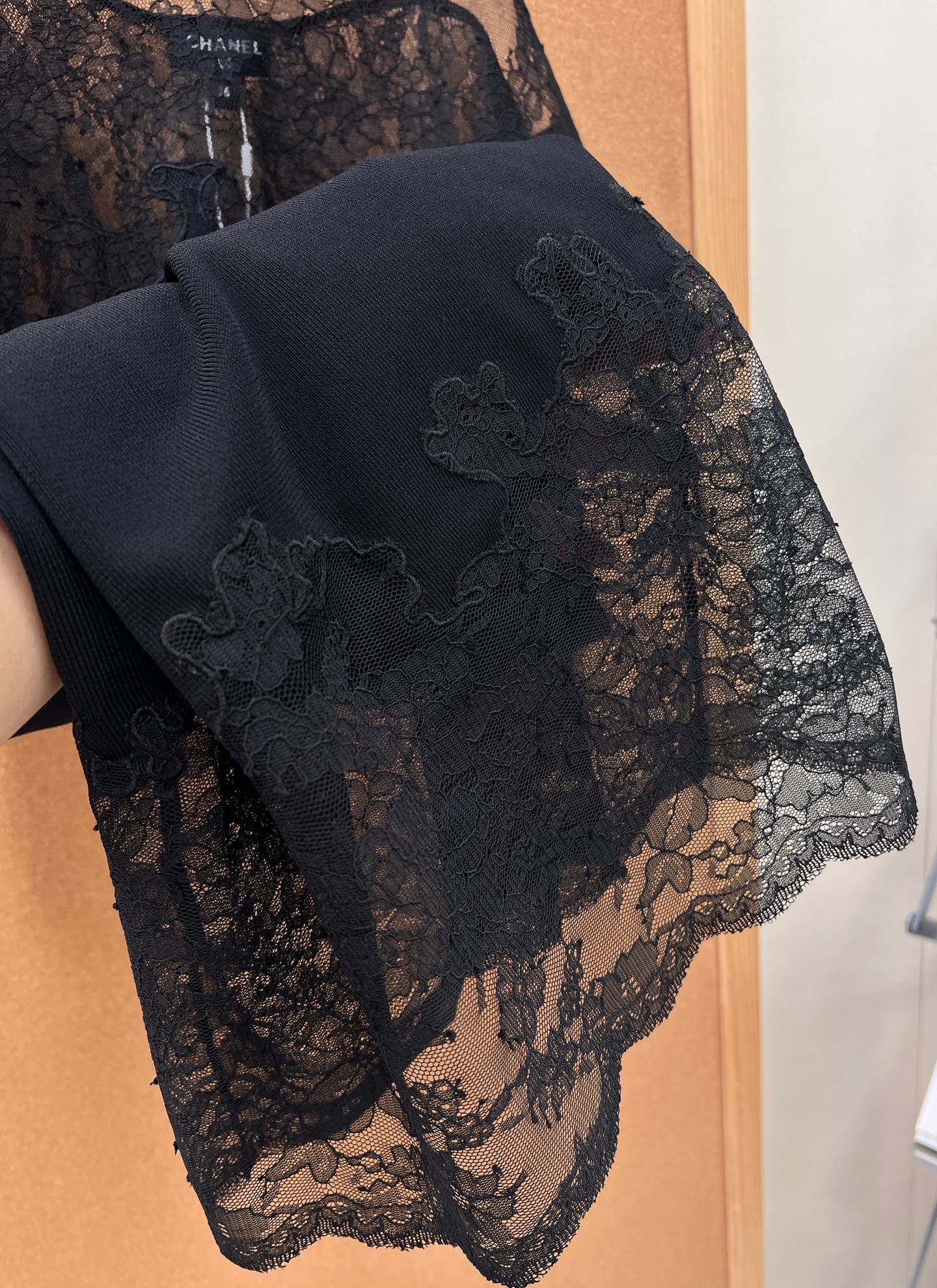 🆕Chanel 25A高级手工坊蕾丝拼接针织吊带连衣裙，甄选定制花卉水溶蕾丝，上下分段拼接于胸口、裙摆位置，波浪花边立体