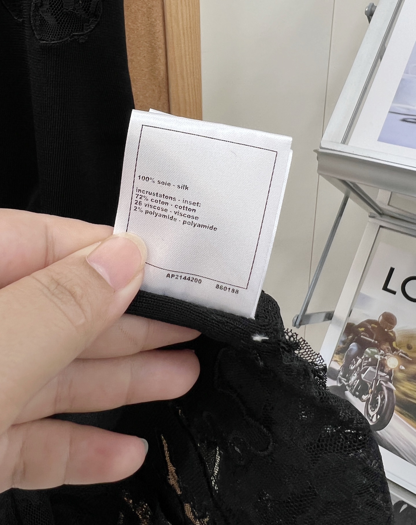 🆕Chanel 25A高级手工坊蕾丝拼接针织吊带连衣裙，甄选定制花卉水溶蕾丝，上下分段拼接于胸口、裙摆位置，波浪花边立体