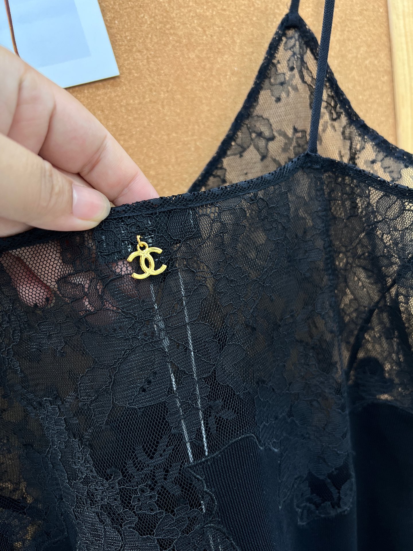 🆕Chanel 25A高级手工坊蕾丝拼接针织吊带连衣裙，甄选定制花卉水溶蕾丝，上下分段拼接于胸口、裙摆位置，波浪花边立体