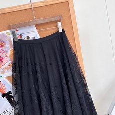 🆕DIOR新款仙气白蕾丝半裙,温柔氛围感天花板 自带柔光滤镜的重工蕾丝半裙,把法式浪漫与高级松弛感焊在身上✨ 高腰简约 🆕DIOR新款仙气白蕾丝半裙,温柔氛围感天花板 自带柔光滤镜的重工蕾丝半裙,把法式浪漫与高级松弛感焊在身上✨ 高腰简约