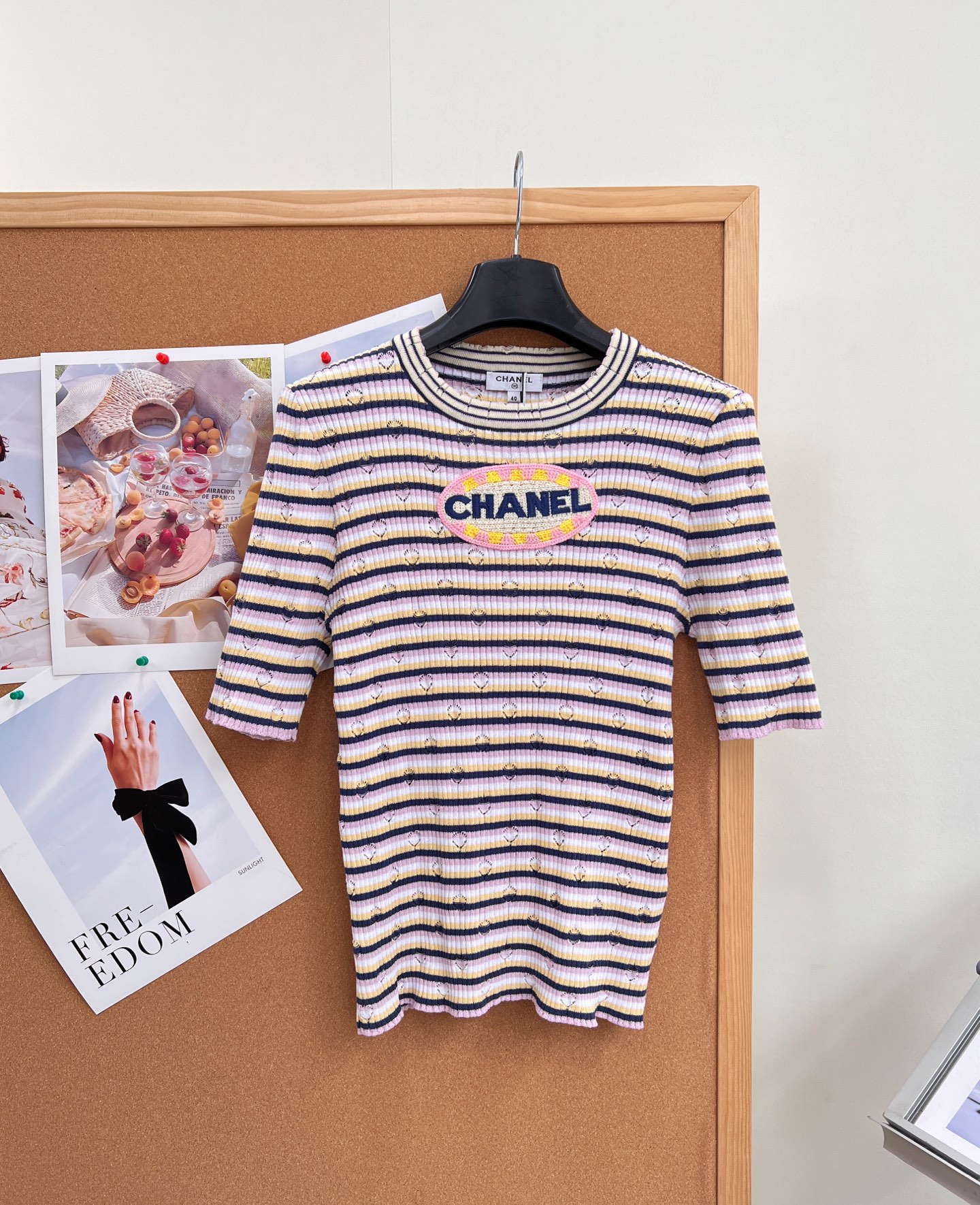 🆕Chanel早春马卡龙条纹镂空针织短袖，温柔马卡龙条纹，少女感针织短袖太戳人！早春氛围感刚需针织上衣，甜而不腻的粉黄藏