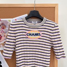 🆕Chanel早春马卡龙条纹镂空针织短袖,温柔马卡龙条纹,少女感针织短袖太戳人!早春氛围感刚需针织上衣,甜而不腻的粉黄藏 🆕Chanel早春马卡龙条纹镂空针织短袖,温柔马卡龙条纹,少女感针织短袖太戳人!早春氛围感刚需针织上衣,甜而不腻的粉黄藏