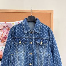 🆕26款秋冬新品Louis Vuitton 路易威登,激光烧花满印Logo系列牛仔外套 明星同款,小版女款设计激光裁片烧 🆕26款秋冬新品Louis Vuitton 路易威登,激光烧花满印Logo系列牛仔外套 明星同款,小版女款设计激光裁片烧