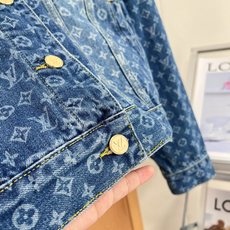 🆕26款秋冬新品Louis Vuitton 路易威登,激光烧花满印Logo系列牛仔外套 明星同款,小版女款设计激光裁片烧 🆕26款秋冬新品Louis Vuitton 路易威登,激光烧花满印Logo系列牛仔外套 明星同款,小版女款设计激光裁片烧