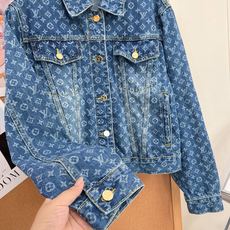 🆕26款秋冬新品Louis Vuitton 路易威登,激光烧花满印Logo系列牛仔外套 明星同款,小版女款设计激光裁片烧 🆕26款秋冬新品Louis Vuitton 路易威登,激光烧花满印Logo系列牛仔外套 明星同款,小版女款设计激光裁片烧