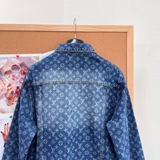 🆕26款秋冬新品Louis Vuitton 路易威登,激光烧花满印Logo系列牛仔外套 明星同款,小版女款设计激光裁片烧 🆕26款秋冬新品Louis Vuitton 路易威登,激光烧花满印Logo系列牛仔外套 明星同款,小版女款设计激光裁片烧