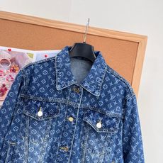 🆕26款秋冬新品Louis Vuitton 路易威登,激光烧花满印Logo系列牛仔外套 明星同款,小版女款设计激光裁片烧 🆕26款秋冬新品Louis Vuitton 路易威登,激光烧花满印Logo系列牛仔外套 明星同款,小版女款设计激光裁片烧