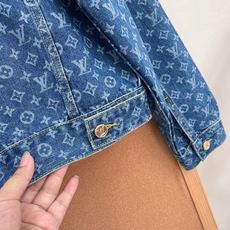 🆕26款秋冬新品Louis Vuitton 路易威登,激光烧花满印Logo系列牛仔外套 明星同款,小版女款设计激光裁片烧 🆕26款秋冬新品Louis Vuitton 路易威登,激光烧花满印Logo系列牛仔外套 明星同款,小版女款设计激光裁片烧