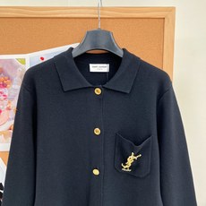 🆕YSL新款圣罗兰翻领金标针织开衫,永不过时的黑金高级感|YSL翻领针织短开衫,极简御姐通勤战袍!全黑针织搭配复古金属金 🆕YSL新款圣罗兰翻领金标针织开衫,永不过时的黑金高级感|YSL翻领针织短开衫,极简御姐通勤战袍!全黑针织搭配复古金属金