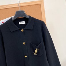 🆕YSL新款圣罗兰翻领金标针织开衫,永不过时的黑金高级感|YSL翻领针织短开衫,极简御姐通勤战袍!全黑针织搭配复古金属金 🆕YSL新款圣罗兰翻领金标针织开衫,永不过时的黑金高级感|YSL翻领针织短开衫,极简御姐通勤战袍!全黑针织搭配复古金属金