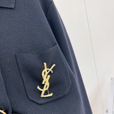 🆕YSL新款圣罗兰翻领金标针织开衫,永不过时的黑金高级感|YSL翻领针织短开衫,极简御姐通勤战袍!全黑针织搭配复古金属金 🆕YSL新款圣罗兰翻领金标针织开衫,永不过时的黑金高级感|YSL翻领针织短开衫,极简御姐通勤战袍!全黑针织搭配复古金属金