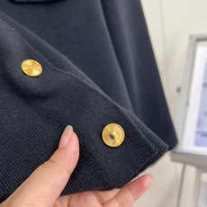 🆕YSL新款圣罗兰翻领金标针织开衫,永不过时的黑金高级感|YSL翻领针织短开衫,极简御姐通勤战袍!全黑针织搭配复古金属金 🆕YSL新款圣罗兰翻领金标针织开衫,永不过时的黑金高级感|YSL翻领针织短开衫,极简御姐通勤战袍!全黑针织搭配复古金属金