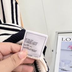 🆕Chanel藏青白竖条纹V领针织背心,早秋叠穿天花板!经典藏青+米白竖条纹针织背心,自带复古英伦氛围感,轻松拿捏低调显 🆕Chanel藏青白竖条纹V领针织背心,早秋叠穿天花板!经典藏青+米白竖条纹针织背心,自带复古英伦氛围感,轻松拿捏低调显
