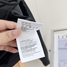 🆕Prada2026早秋尼龙抽绳短款圆领夹克,极简通勤老钱风,黑色尼龙短款抽绳夹克,经典尼龙面料搭配标志性三角金属标,利 🆕Prada2026早秋尼龙抽绳短款圆领夹克,极简通勤老钱风,黑色尼龙短款抽绳夹克,经典尼龙面料搭配标志性三角金属标,利