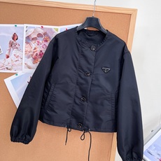 🆕Prada2026早秋尼龙抽绳短款圆领夹克,极简通勤老钱风,黑色尼龙短款抽绳夹克,经典尼龙面料搭配标志性三角金属标,利 🆕Prada2026早秋尼龙抽绳短款圆领夹克,极简通勤老钱风,黑色尼龙短款抽绳夹克,经典尼龙面料搭配标志性三角金属标,利